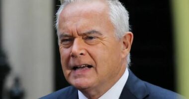 Shpërndante në WhatsApp foto intime të të miturve, ish-prezantuesi i BBC del sot para gjykatës