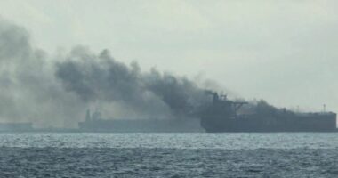 Marrin flakë dy cisterna në Singapor/ Shpëtojnë mrekullisht dy anëtarë, nisin kërkimet për 60 të tjerë