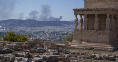 Temperaturat ekstreme në Greqi, mbyllen të gjitha vendet arkeologjike