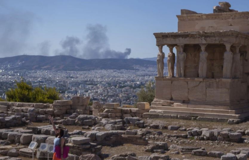 Temperaturat ekstreme në Greqi, mbyllen të gjitha vendet arkeologjike