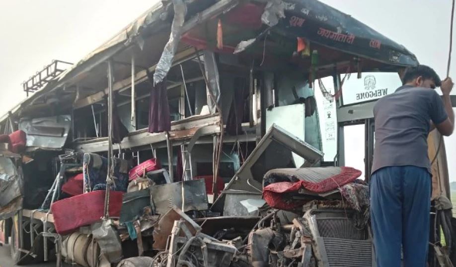 Tragjedi në Indi/ Autobusi përplaset me cisternën, 18 të vdekur