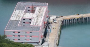 Do të strehonte qindra azilkërkues, Britania vendos të mbyllë anijen më të madhe