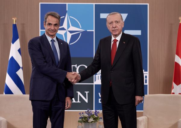 Mitsotakis takohet me Erdogan në samitin e NATO-s, fokusi çështja e Qipros