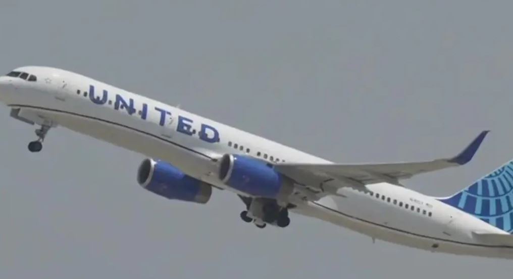 VIDEO/ Momenti kur avioni Boeing 757 humbet një nga rrotat gjatë ngritjes
