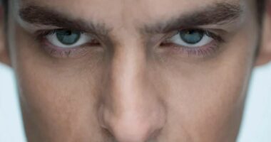 Studimi: Narcistët bëhen më empatikë dhe bujarë me kalimin e kohës