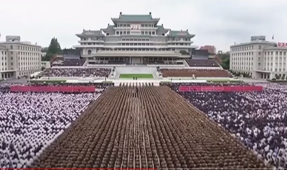 Mijëra njerëz në lot/ Kim Jong un organizon ceremoni për 30-vjetorin e vdekjes së gjyshit