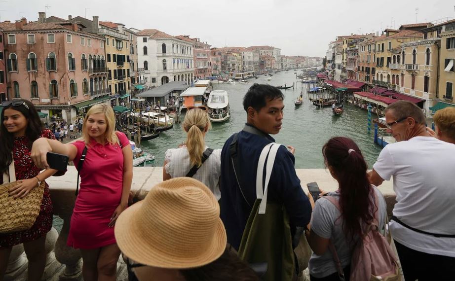 Turizmi masiv/ Venecia miraton masa të reja, ndalon grupet me më shumë se 25 persona