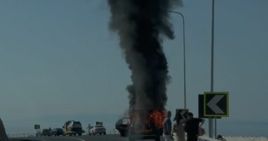 Përfshihet nga flakët një automjet në afërsi të Palasës, pamje nga vendngjarja