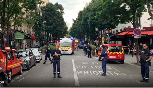 Makina merr para tavolinat e lokalit, një viktimë dhe disa të plagosur në Paris