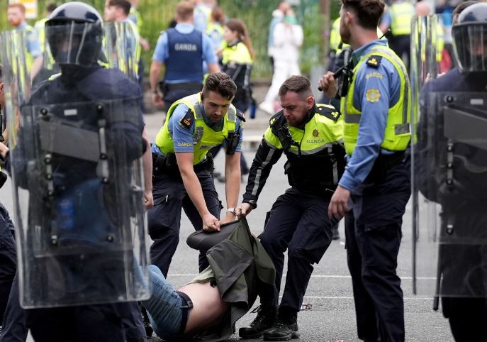 Dhunë në Dublin/ Protestuesit sulmojnë policinë dhe i vënë flakën kampit të azilkërkuesve