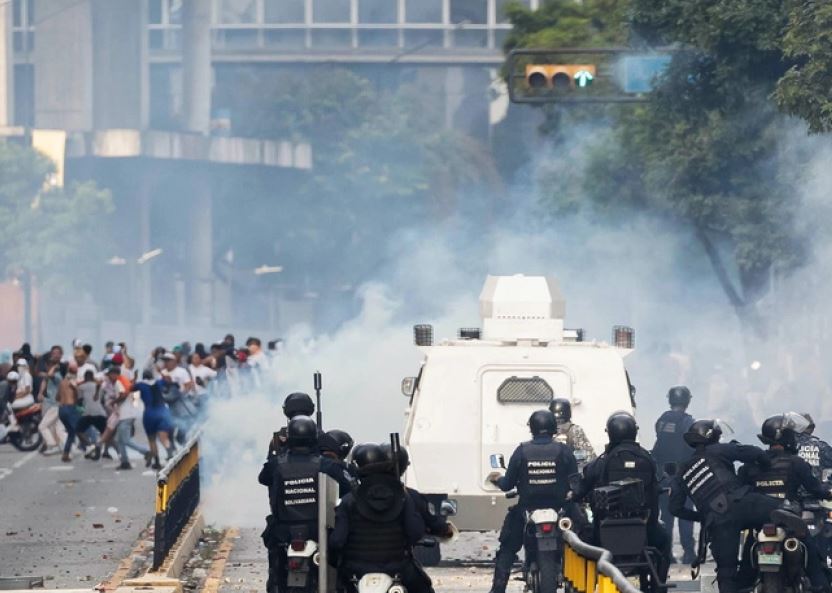 Kaos në Venezuelë, një i vdekur në protestat kundër rizgjedhjes së Maduros