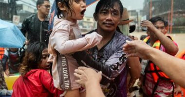 Përmbytje vdekjeprurëse në Filipine, raportohet për mijëra të bllokuar