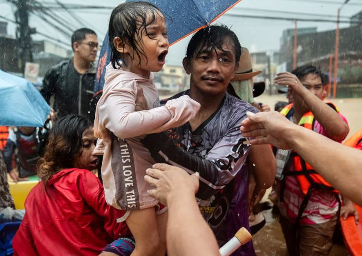 Përmbytje vdekjeprurëse në Filipine, raportohet për mijëra të bllokuar