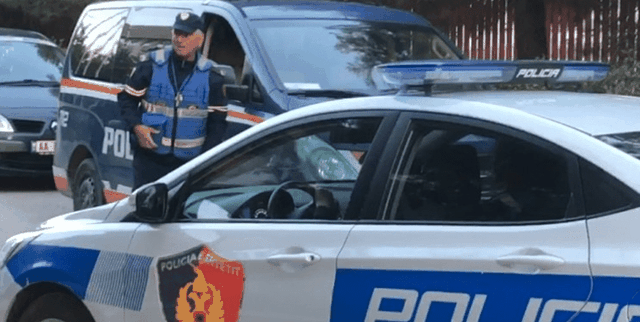 Tiranë/ Theu masën e sigurisë ‘arrest në shtëpi’ dhe mbante thikë e kanabis me vete, ndalohet 24-vjeçari