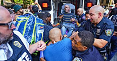 SHBA/ Turma rrethon stacionin e policisë dhe dhunon vrasësin