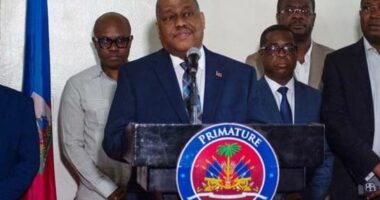 Po vizitonte një spital, kryeministri i përkohshëm i Haitit sulmohet me armë nga bandat