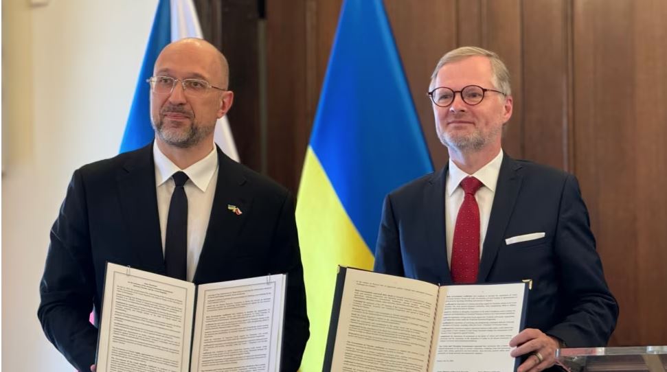 Kievi dhe Praga miratojnë marrëveshjen, do të prodhojnë municione luftarake në Ukrainë