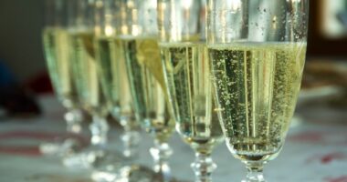 Shitjet e shampanjës bien ndjeshëm në botë