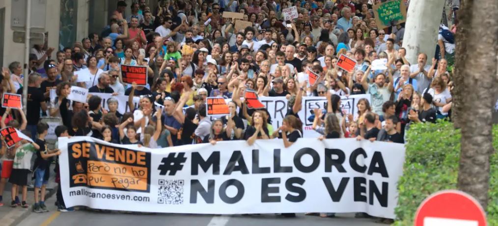 “Turistët, shkaktarë për rritjen e çmimeve të qirave dhe kostove të jetesës”, protesta kundër turizmit masiv në Spanjë