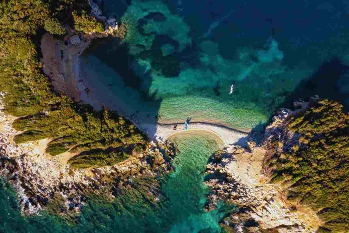 Revista italiane: Gjithnjë e më shumë italianë zgjedhin Shqipërinë, njihuni me plazhet më të bukura!