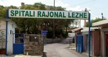 Aksident në Lezhë/ I moshuari rrëzohet nga motomjeti, humb jetën në spital