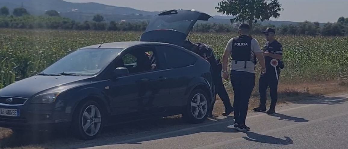 VIDEO/ Vrasja e trefishtë në Memaliaj, kontrolle në aksin Levan-Tepelenë për kapjen e autorëve