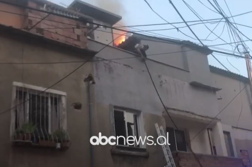 VIDEO/ Zjarr në katin e dytë të një pallati në Fier, shkrumbohet banesa. Dyshimet e para