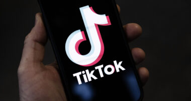 Finlanda ngre alarmin ndaj rrezikut të “TikTok”, raste vetëvrasjesh mes adoleshentëve