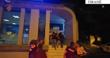 Qarkullonte me pistoletë dhe municion luftarak në makinë, pranga të riut në Tiranë