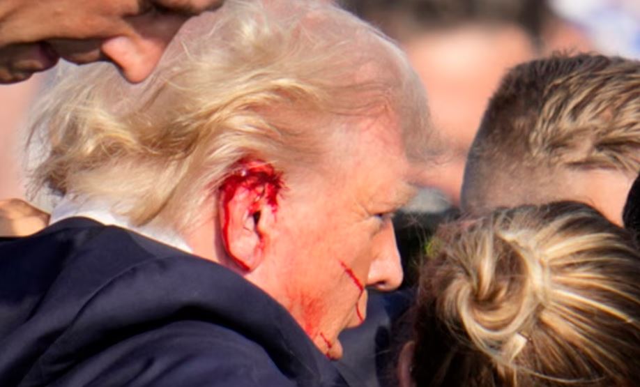FBI sqaron atentatin ndaj Trump: Ish-presidenti u godit nga një plumb në vesh
