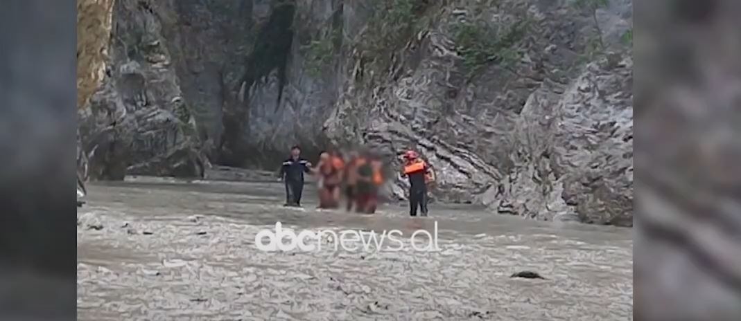 Reshje të rrëmbyeshme shiu/ Shpëtohen 7 turistë të bllokuar në kanionin e Langaricës