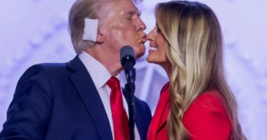 Nga hyrja te puthja me Trump/ Melania “rrëmben” vëmendjen në konventën e republikanëve
