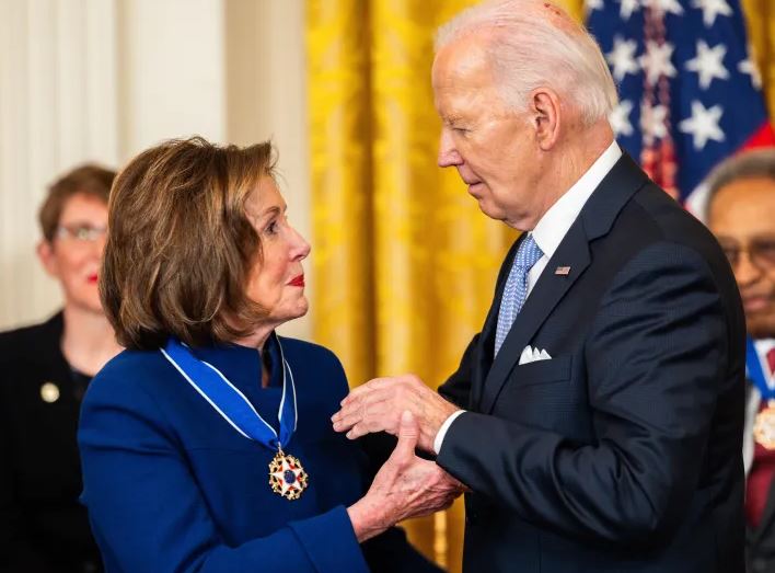 “Nuk mund të fitosh, do të shkatërrosh demokratët”, Pelosi bisedë private me Biden