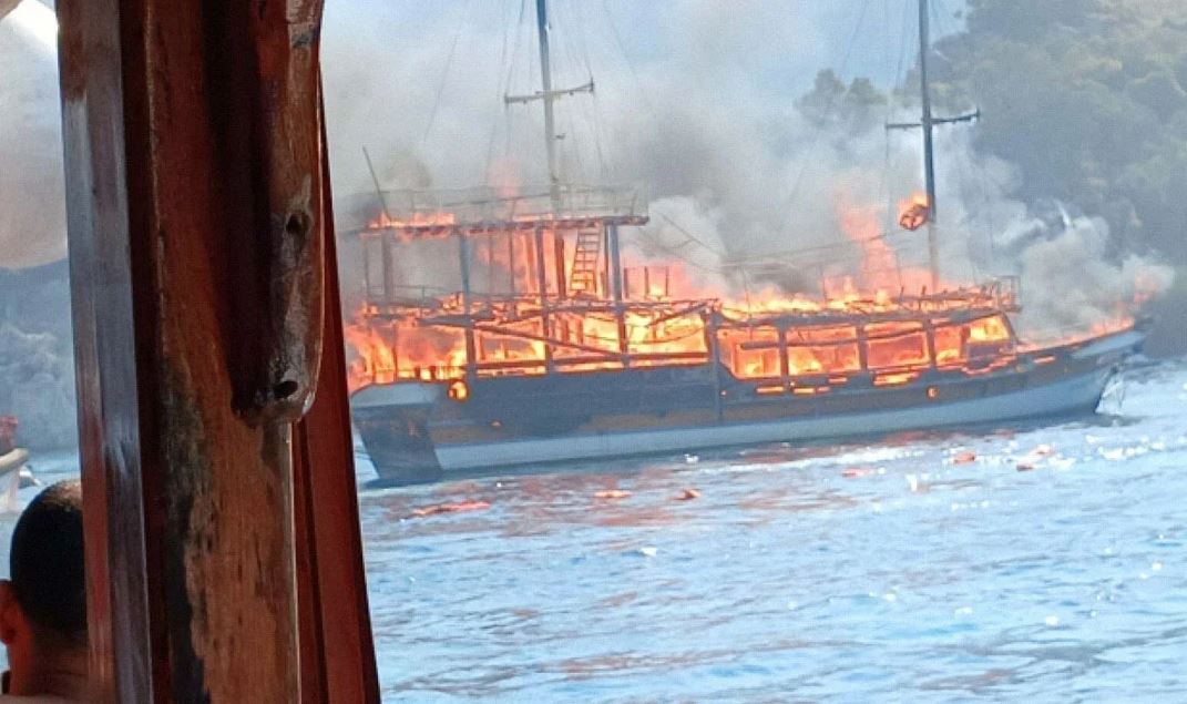 Turqi, varka turistike përfshihet nga flakët, lëndohen shtatë persona