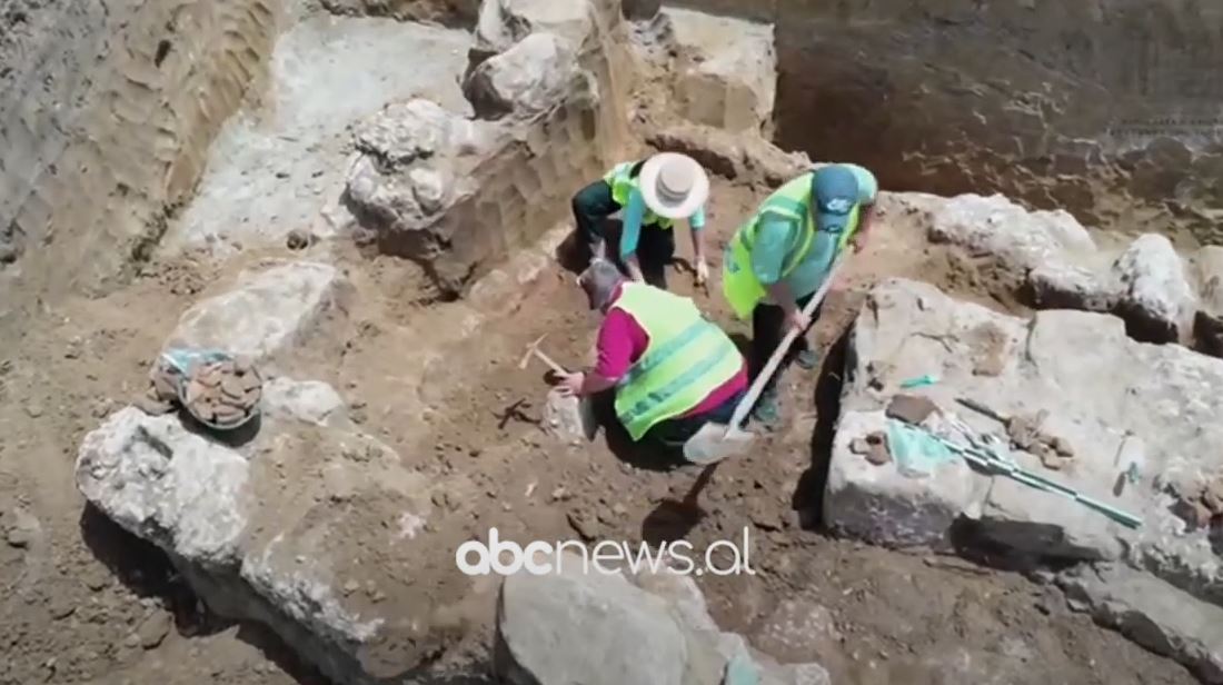 Një tjetër varr monumental, gërmime në parkun arkeologjik të Amantias, i përket shekullit të parë