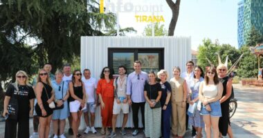 Veliaj me guidat dhe turistët në Tiranë: 1 milionë vizitorë në muaj. Çdo turist, një ambassador për ne