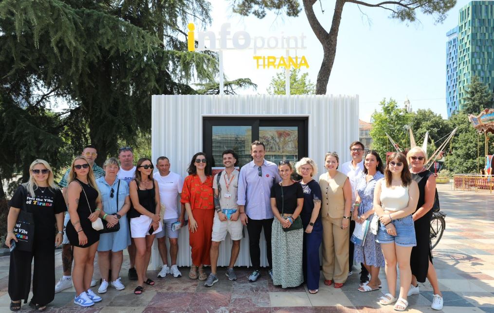 Veliaj me guidat dhe turistët në Tiranë: 1 milionë vizitorë në muaj. Çdo turist, një ambassador për ne