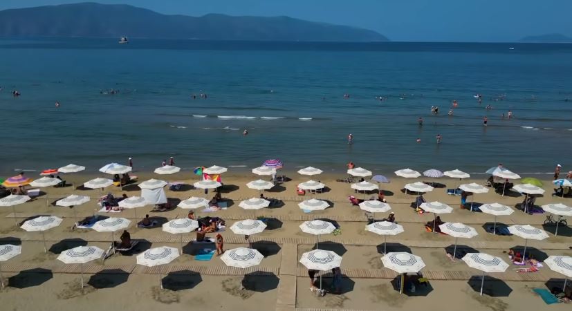 Plazhet publike në Vlorë, Rama: Jo vetëm hapësirë e lirë, por edhe çadra falas
