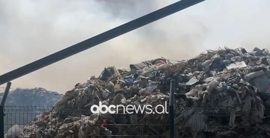 VIDEO/ Zjarr në vendgrumbullimin e mbetjeve në Vlorë, dyshohet i qëllimshëm