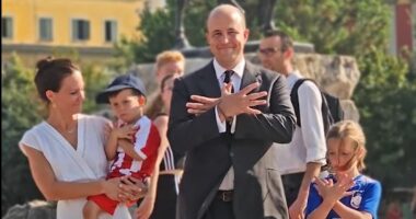 “Do bëj tifo për ekipin ‘KuqeZi’ kudo të shkoj”, Wisner mbyll mandatin në Shqipëri: Këshilla ime për pasardhësen