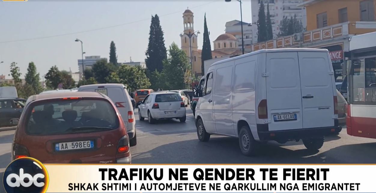 Trafiku në qendër të Fierit/ Shkak shtimi i automjeteve në qarkullim nga emigrantët