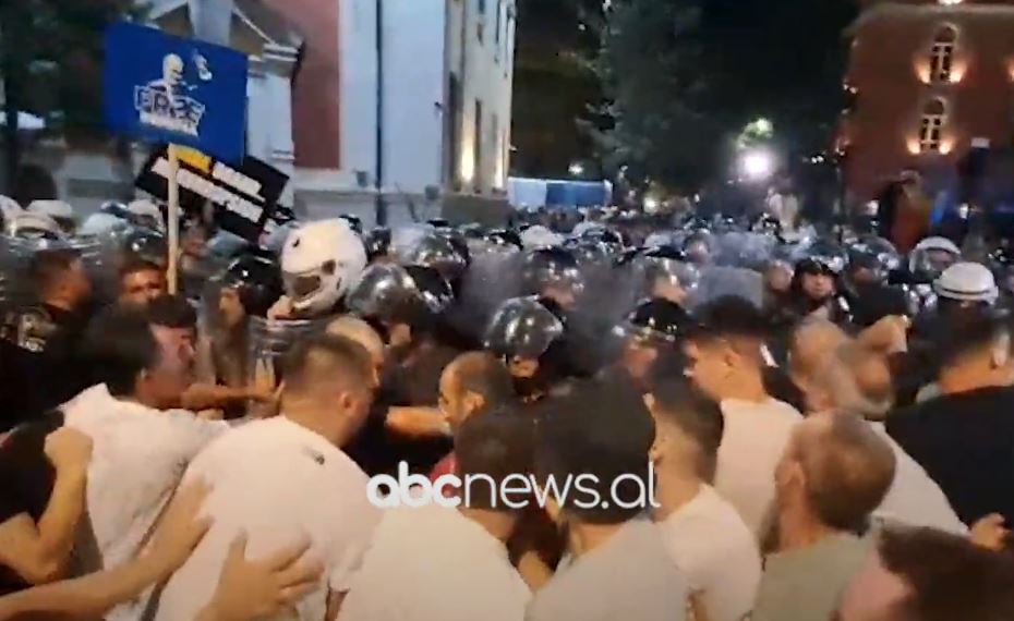 VIDEO/ Përplasje fizike para bashkisë. Protesta e Berishës, militantët tentojnë të çajnë kordonin e policisë