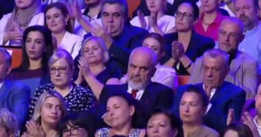 U dorëhoq nga posti i Kryetares së Kuvendit, Nikolla ulet krah Ramës në Kongresin e PS