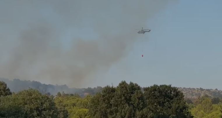 VIDEO/ Zjarri në Shëngjin, ndërhyhet me helikopter për të shuar flakët