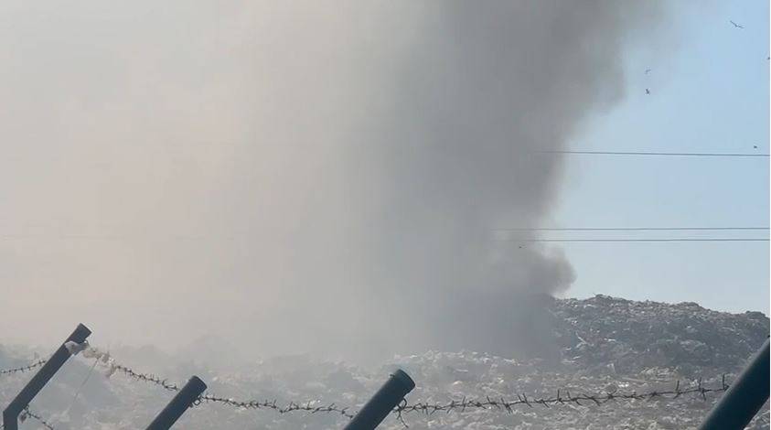 VIDEO/ Zjarr në fushën e mbetjeve në Vlorë, dy zjarrfikëse në vendngjarje