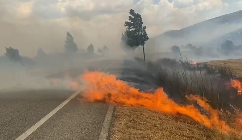 VIDEO/ Zjarri në Dropull, flakët krijojnë probleme në aksin rrugor Gjirokastër-Kakavijë