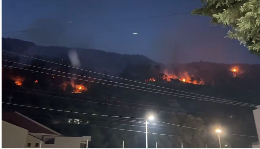 VIDEO/ Zjarri në Shëngjin, helikopteri “Cougar” në luftë me flakët, shpati i malit shndërrohet në prush