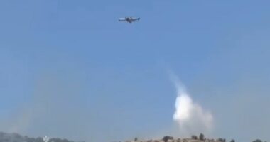 Zjarret në bashkinë e Dropullit/ Ministri Balla: Dy avionë zjarrfikës nga Greqia po asistojnë në shuarjen e  flakëve