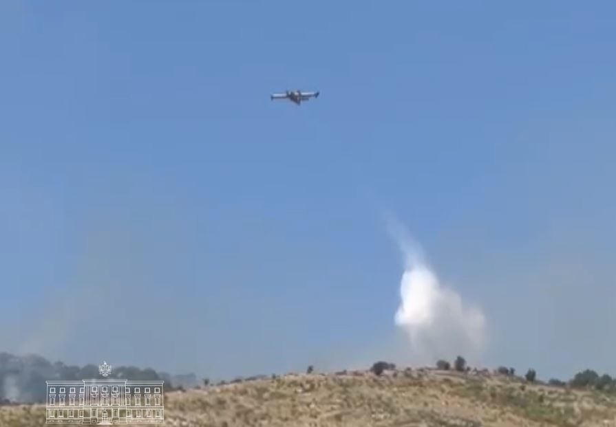 Zjarret në bashkinë e Dropullit/ Ministri Balla: Dy avionë zjarrfikës nga Greqia po asistojnë në shuarjen e  flakëve