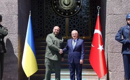 Ministri turk i mbrojtjes takohet me homologun ukrainas në Ankara